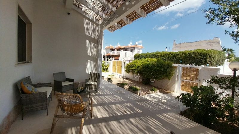 Il patio con pergolato e poltroncine