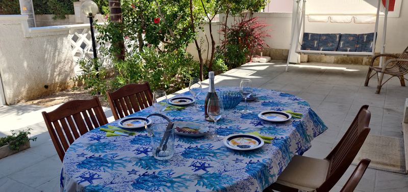 Tavola apparecchiata per la cena all'aperto