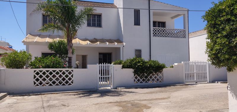 Villa Litus vista dall'esterno con le palme del giardino